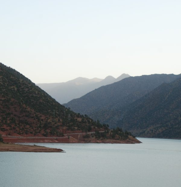 Between sea and mountains